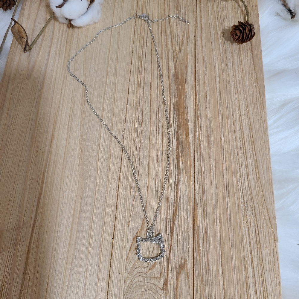 💜💜NEW💜💜PRECIOUS!! HELLO KITTY NECKLACE in SILVER 💜💜 - Picture 2 of 9